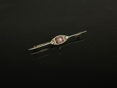 Barrette en or sertie d'un diamant et petits...