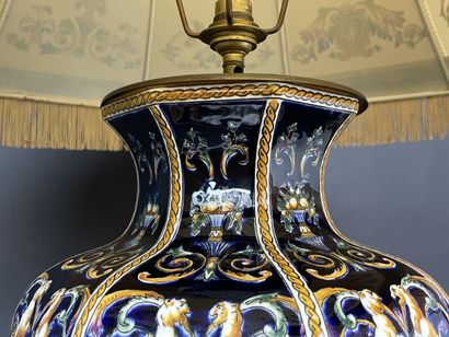 GIEN Grande lampe en faience, décor Renaissance...