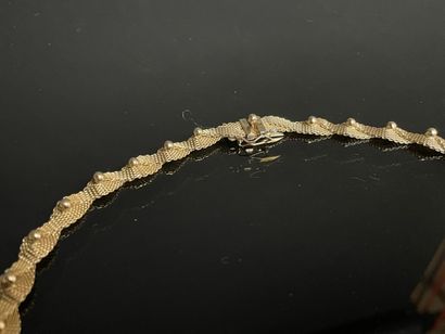 Collier en or, maille torsadée ponctuée.
Or...