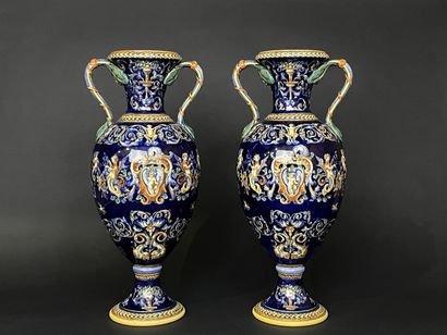 GIEN Milieu XX°
Paire de grands vases à anses...