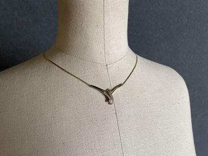 Collier en or, au centre, volute rigide sertie...