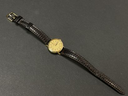 OMEGA Montre de dame, cadran ovale en or.
Or...
