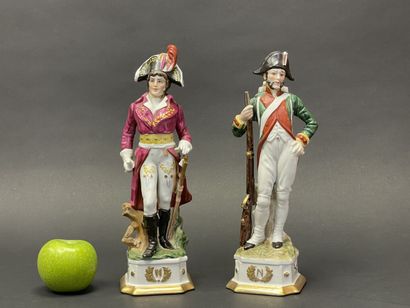 Deux figurines en porcelaine émaillée polychrome....