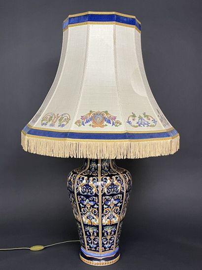 GIEN Grande lampe en faience, décor Renaissance...