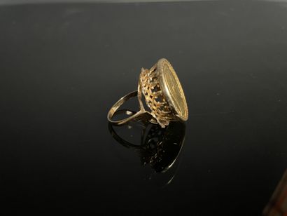 * Bague en or, sertie d'une pièce en 20 francs...