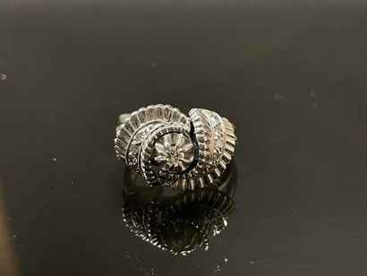 Bague en or gris sertie de petits diamants.
Or...