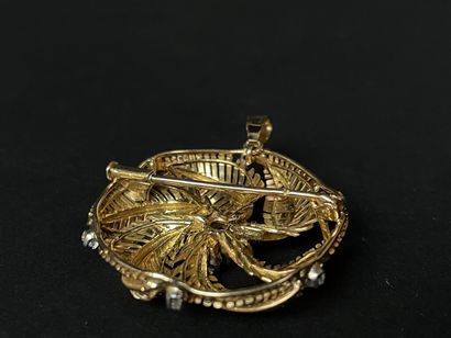 Broche ronde en or jaune, émeraude centrale...