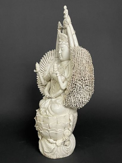 Grande sculpture en porcelaine blanche de...