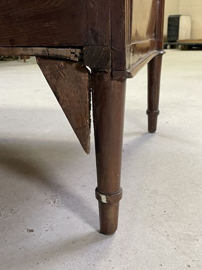 Bureau à cylindre formant commode en acajou...