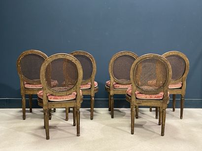 Suite de douze chaises dossier médaillon...