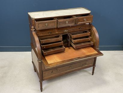 Bureau à cylindre formant commode en acajou...