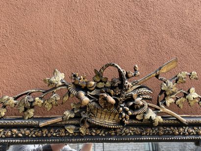 Miroir à fronton en bois et stuc doré et...