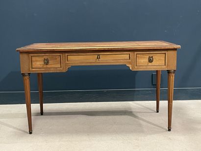 Bureau plat en placage de noyer, dessus cuir,...