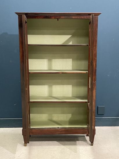 Bibliothèque en placage d'acajou ouvrant...