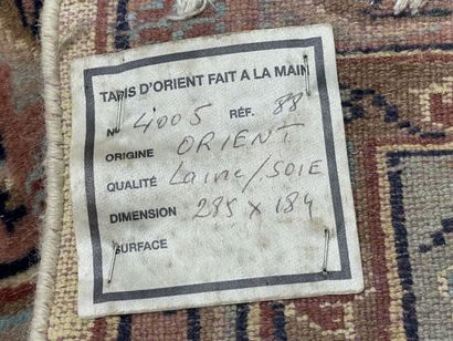 Grand tapis à décor de cavaliers. 
Laine...