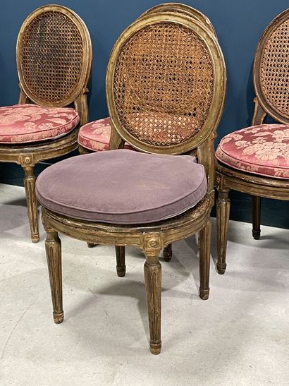 Suite de douze chaises dossier médaillon...