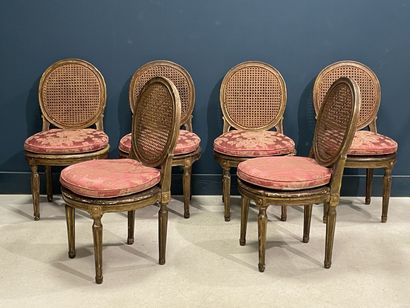Suite de douze chaises dossier médaillon...