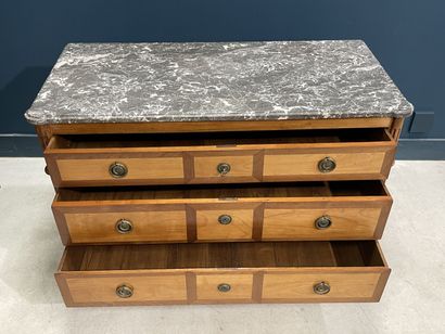Commode en placage de noyer deux tons, ouvrant...