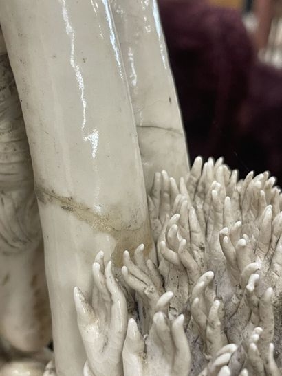 Grande sculpture en porcelaine blanche de...