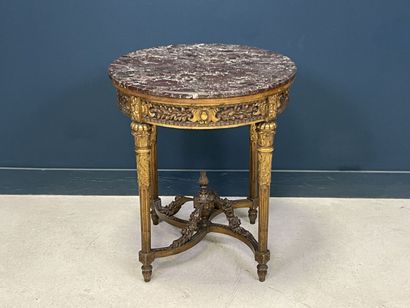 Guéridon en bois richement sculpté et doré,...