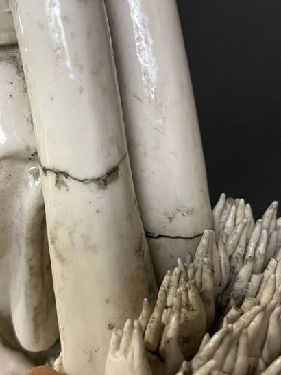 Grande sculpture en porcelaine blanche de...