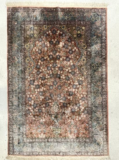 Tapis d' Orient en soie
193 x 122 cm.