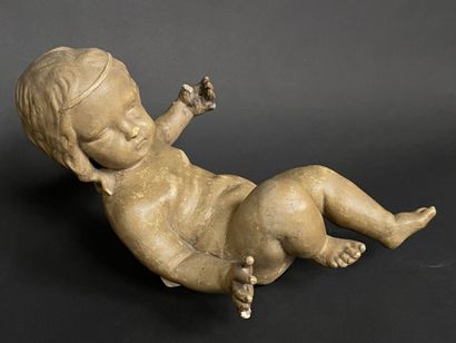 Grand putto en platre patiné. 
L. :42 cm....