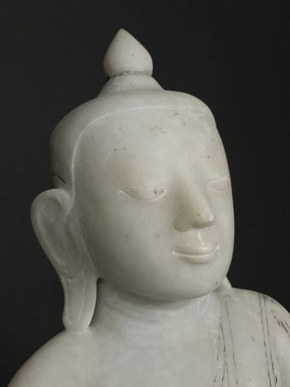 Bouddha Sakyamuni. 
Bouddha drapé d'une robe...