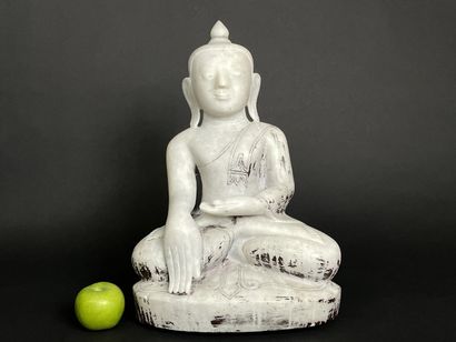 Bouddha Sakyamuni. 
Bouddha drapé d'une robe...