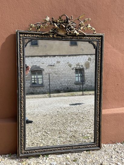 Miroir à fronton en bois et stuc doré et...
