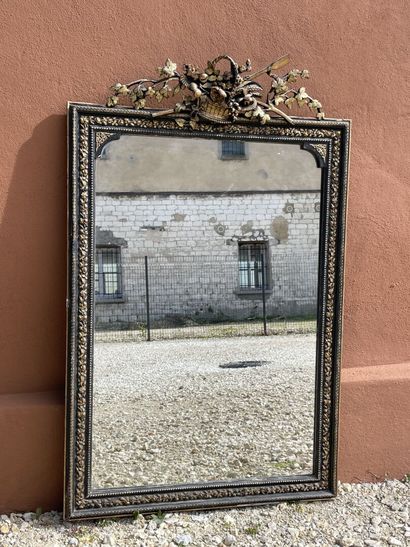 Miroir à fronton en bois et stuc doré et...