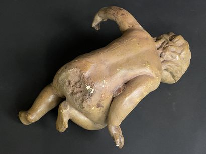 Grand putto en platre patiné. 
L. :42 cm....