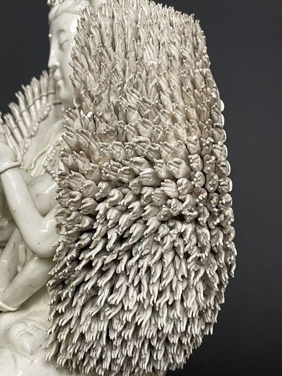 Grande sculpture en porcelaine blanche de...