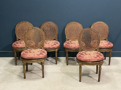 Suite de douze chaises dossier médaillon...