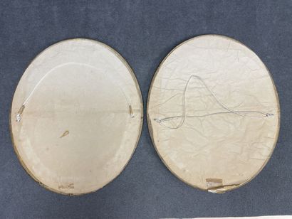 Paires de médaillons fixé sous verre à décor...