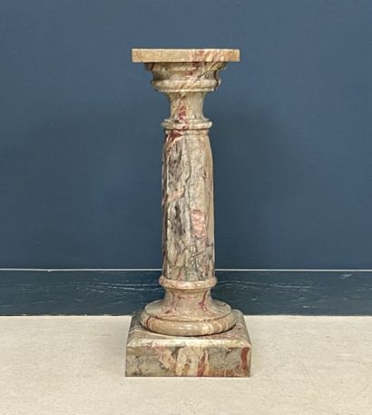 Colonne en marbre veiné gris rose et beige.....