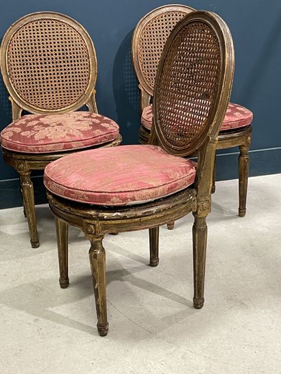 Suite de douze chaises dossier médaillon...