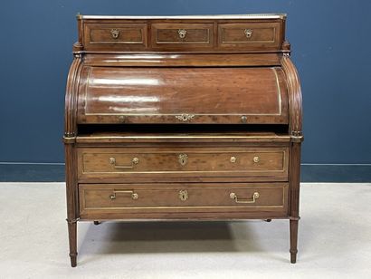 Bureau à cylindre formant commode en acajou...