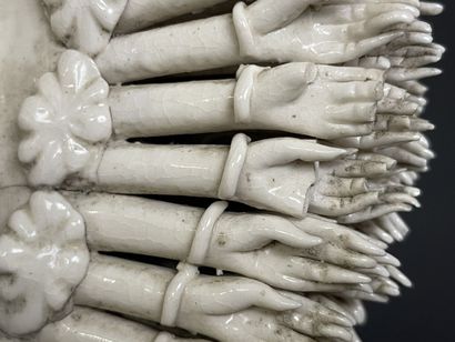 Grande sculpture en porcelaine blanche de...