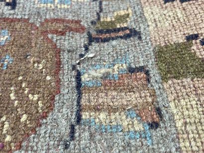 Grand tapis à décor de cavaliers. 
Laine...