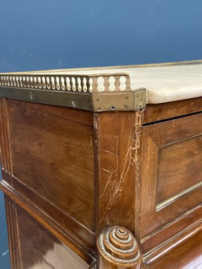 Bureau à cylindre formant commode en acajou...