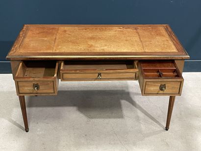 Bureau plat en placage de noyer, dessus cuir,...