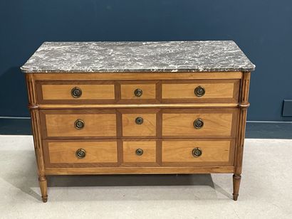 Commode en placage de noyer deux tons, ouvrant...