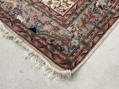Grand tapis à décor de cavaliers. 
Laine...