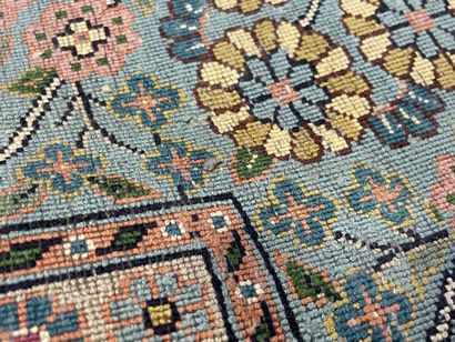 Tapis d' Orient en soie
193 x 122 cm.
