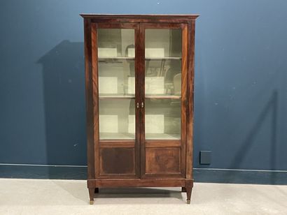 Bibliothèque en placage d'acajou ouvrant...