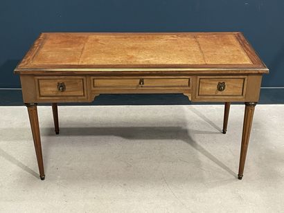 Bureau plat en placage de noyer, dessus cuir,...