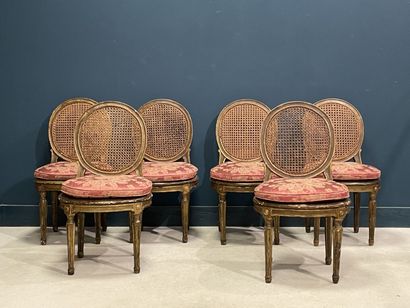 Suite de douze chaises dossier médaillon...