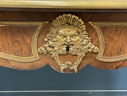 Bureau plat en frisage de satiné, plateau...