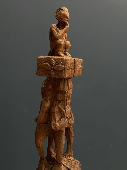 Poteau Chin. 
Grand poteau rituel en quatre...